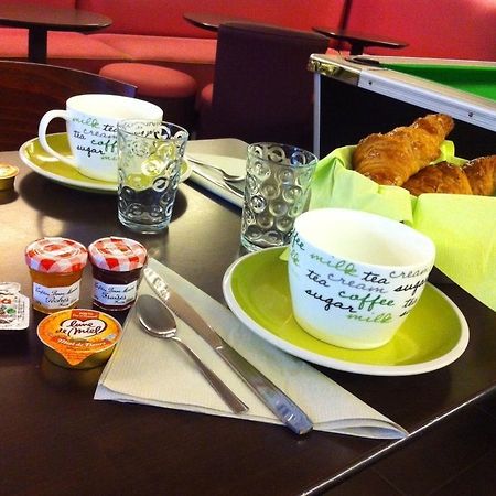 Le Thy Hotel Ploërmel Екстериор снимка
