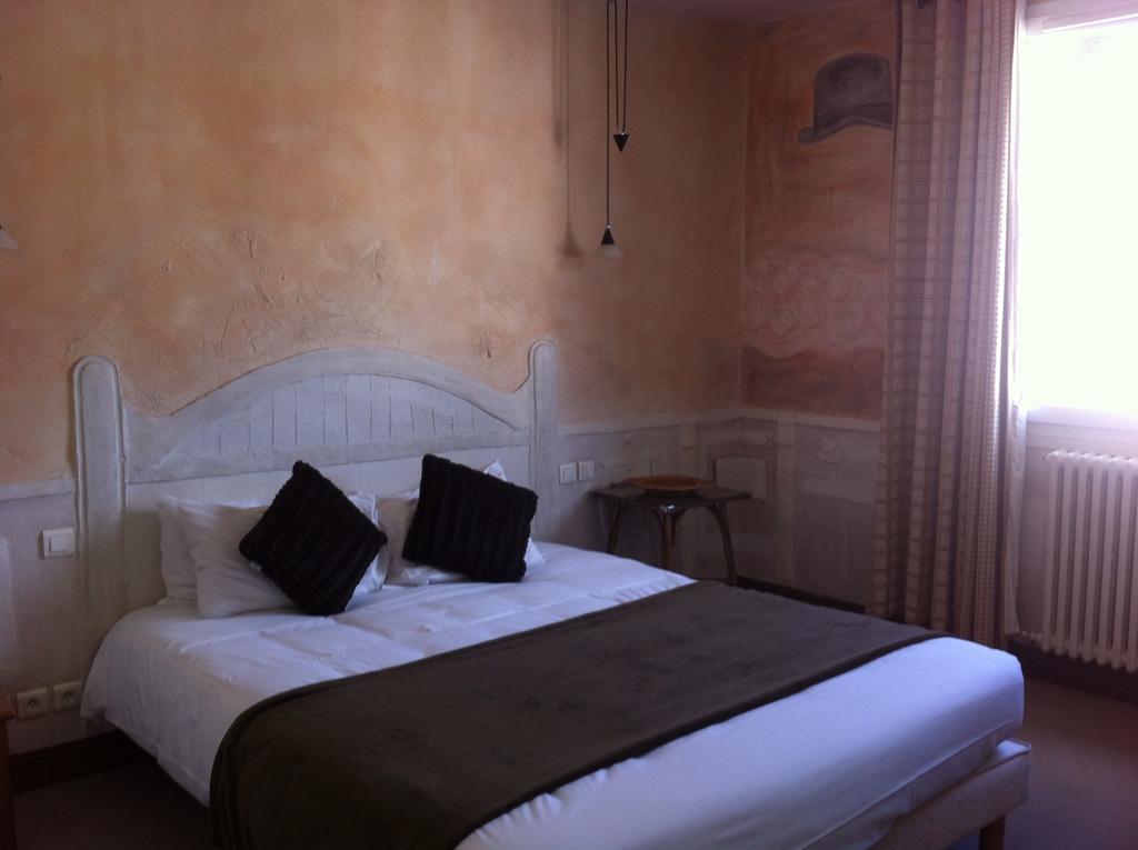 Le Thy Hotel Ploërmel Екстериор снимка