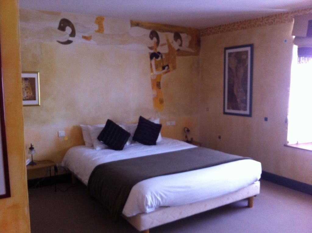 Le Thy Hotel Ploërmel Екстериор снимка