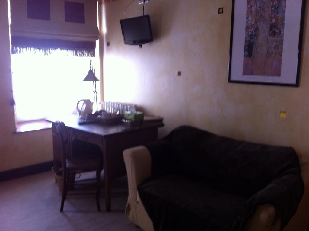 Le Thy Hotel Ploërmel Екстериор снимка