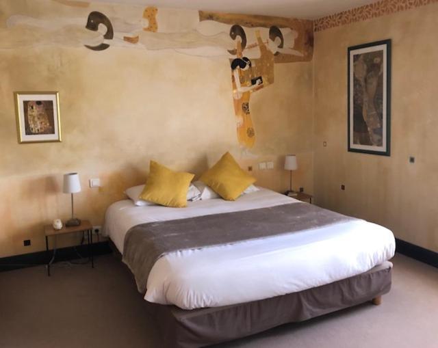 Le Thy Hotel Ploërmel Екстериор снимка